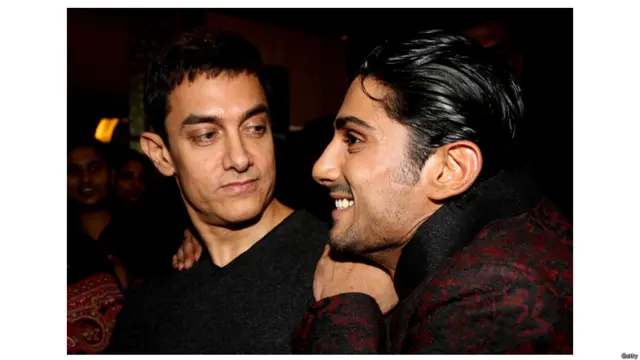 'इसक' के प्रीमियर पर बॉलीवुड अभिनेता आमिर खान फिल्म के सितारे प्रतीक बब्बर के साथ.