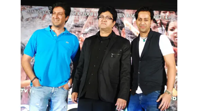 प्रकाश झा की आनेवाली बहुचर्चित फिल्म 'सत्याग्रह' में भक्ति गीत 'रघुपति राघव राजा राम' को नए अंदाज़ में पेश किया गया है. इस गीत के बोल लिखनेवाले गीतकार प्रसून जोशी संगीतकार सुलेमान और सलीम मर्चेंट के साथ गाने के प्रमोश्नल कार्यक्रम में.