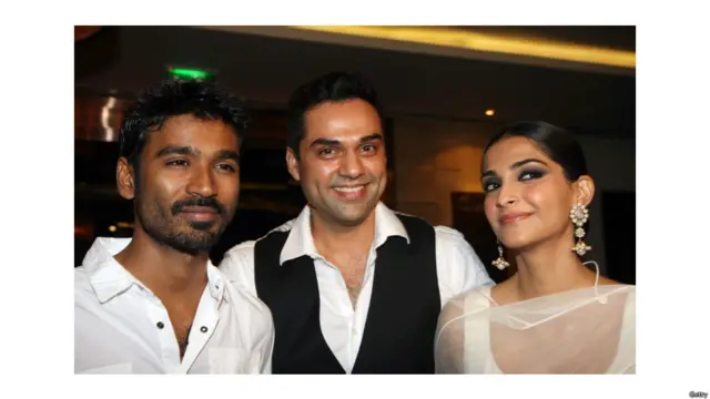 बॉलीवुड कलाकार धनुष, अभय देओल और सोनम कपूर फिल्म 'रांझणा' की क़ामयाबी के उपलक्ष्य में दी गई पार्टी में.