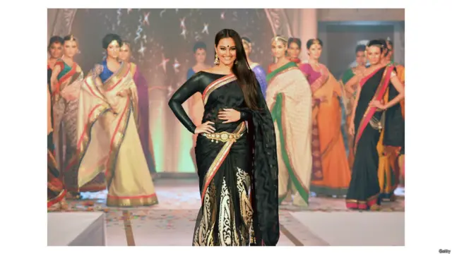 अभिनेत्री सोनाक्षी सिन्हा बैंगलोर में हुए एक फैशन शो के दौरान. ये फैशन शो भारतीय फैशन परिधान बनानेवाली एक कंपनी ने आयोजित किया था. 
