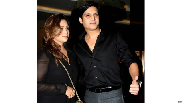 'रांझणा' की सक्सेस पार्टी में अभिनेता जिम्मी शेरगिल अपनी पत्नी प्रियंका के साथ पहुंचे.