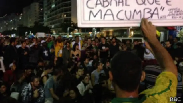 Manifestantes contrários à Igreja (foto: BBC)