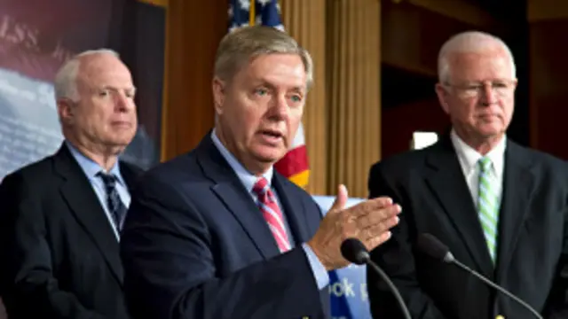 عکس آرشیوی از لیندزی گراهام - نفر وسط