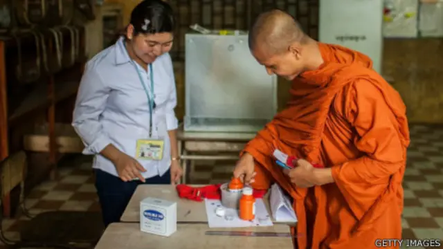 柬埔寨金邊一名佛僧投票後醮甄別墨水(28/7/2013)