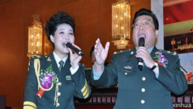 許多相關的網絡輿論表現出對被告父親著名歌唱家李雙江(右) 的反感。