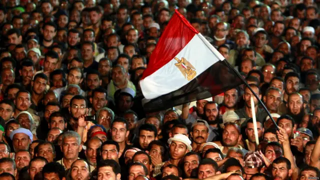 أعلنت السلطات أن مواطنين من سكان المنطقة المحيطة بمسجد رابعة العدوية قدموا بلاغات للنيابة للشكوى من تأثر حياتهم بالاعتصام، وهو ما من شأنه أن يمنح قوات الأمن غطاء قانونيا لفض الاعتصام.