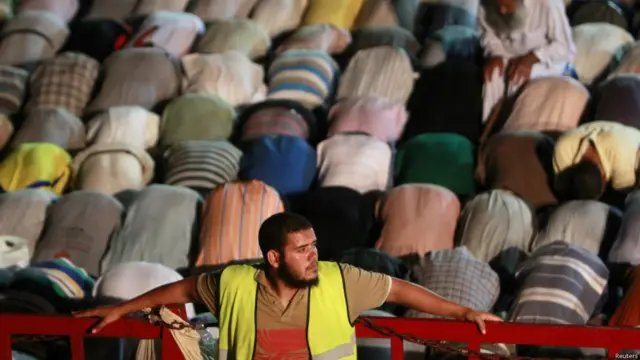 ويعتصم مؤيدو الرئيس المعزول أمام مسجد رابعة العدوية وبميدان النهضة في الجيزة منذ عزل الجيش مرسي من منصبه مطلع يوليو/ تموز.