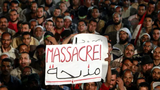 وشددت قيادات جماعة الإخوان المسلمين، التي ينتمي لها مرسي، على أن المحتجين لا يخشون قوات الأمن لأنهم يتظاهرون من أجل "قضية عادلة".