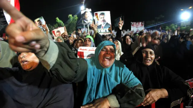 يشارك الآلاف من أنصار الرئيس المصري المعزول محمد مرسي في احتجاجات بمحيط مسجد رابعة العدوية بحي مدينة نصر بالقاهرة.