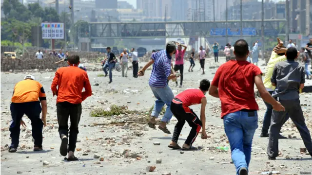 وقد وقعت اشتباكات السبت بين أنصار مرسي وقوات الأمن بالقرب من موقع الاعتصام. وذكرت وزارة الصحة أن عدد القتلى بلغ 78 شخصا، لكن جماعة الإخوان المسلمين تقول إن العدد تجاوز مئة قتيل.