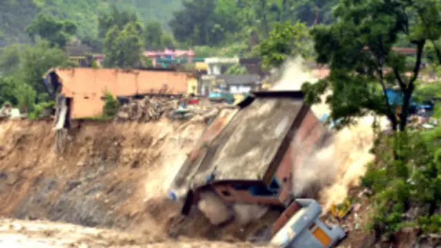 बारिश और भूस्खलन से आपदाग्रस्त इलाके के पुनर्निर्माण में बाधा पहुंची है.