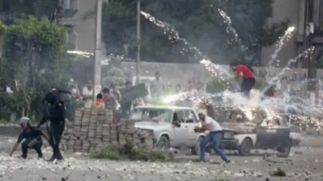 ليلة السبت قتل أكثر من 70 في مواجهات بين أنصار مرسي وقوات الأمن بالقاهرة.