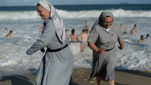 Monjas en la playa de Copacabana