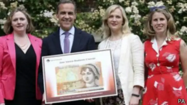 کیرولائن کریاڈو پیریز (دائیں جانب) کا کہنا تھا کہ ان کی کرنسی کے حوالے سے کامیاب مہم کے نتیجے میں ان کو یہ پیغامات موصول ہوئے۔ 