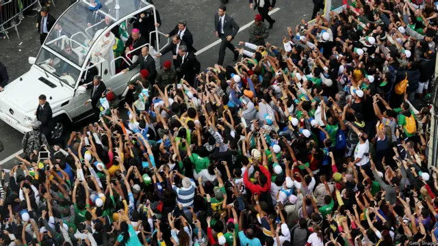 Papa Francisco arriba a Copacabana en papamóvil