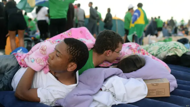 Jóvenes acampando en la playa de Copacabana