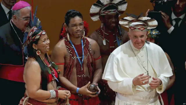 Papa Francisco e integrantes de la tribu Pataxo