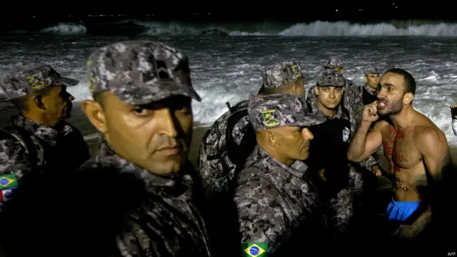Fuerzas de seguridad y manifestantes en la playa de Copacabana