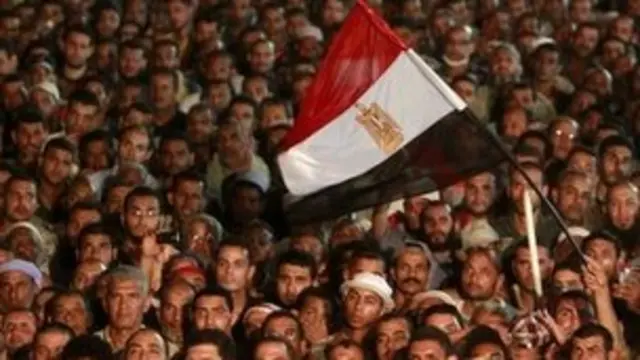 مسجد رابعہ العدویہ کے آس پاس ہزاروں مظاہرین جمع ہیں، جن میں سے بعض اپنے خاندان کے افراد کو بھی ساتھ لے کر آئے ہیں