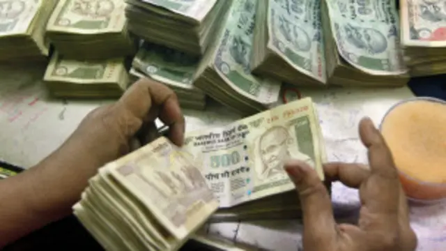 मशहूर अर्थशास्त्री पॉल क्रुगमैन का कहना है कि रुपये की गिरावट से घबराने की ज़रूरत नहीं है