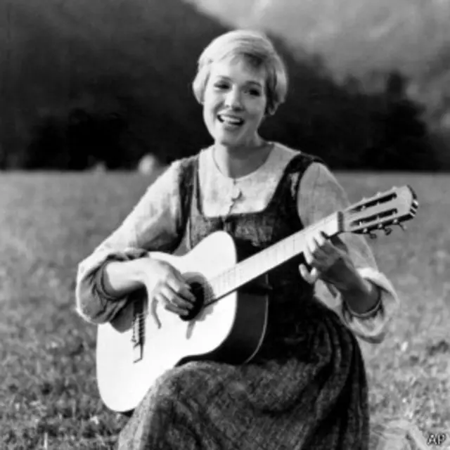 英国女演员朱莉·安德鲁斯饰演女主角玛丽亚