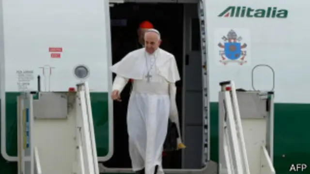 Papa Francisco en el avión de regreso a Roma