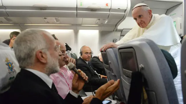 پوپ فرانسس صحافیوں سے بات کر رہے ہیں