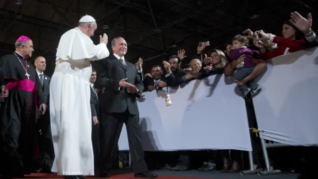 پوپ رانسس ریو دی جنیرو کے ایئرپورٹ پر