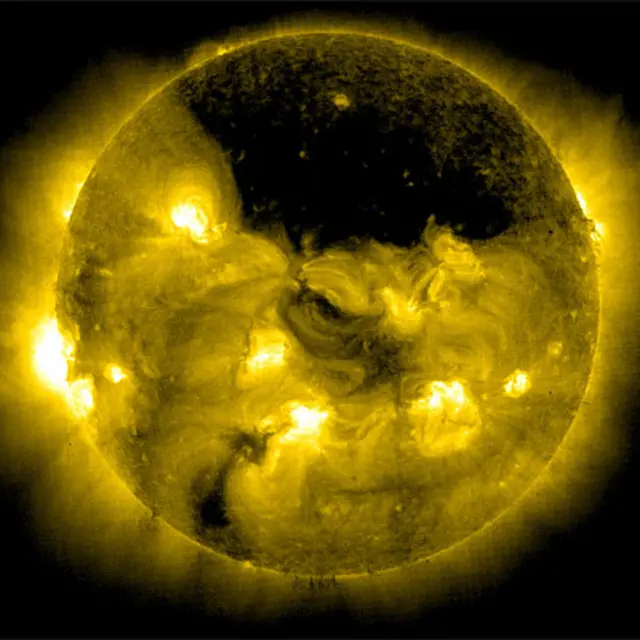 Buraco coronal no polo norte do sol (foto: ESA, Nasa, Soho)