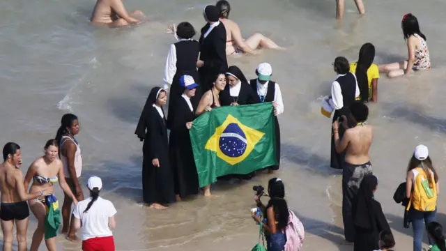 پوپ فرانسس نے یہ بھی کہا کہ وہ کلیسا میں خواتین کا بہتر کردار چاہتے ہیں لیکن انہوں نے اس بات پر زور دیا کہ وہ پادری نہیں بن سکتیں۔