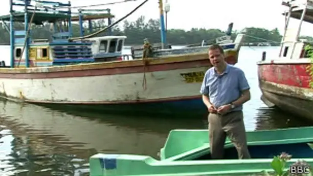 බීබීසී මාධ්යවේදී චාර්ල්ස් හැවිලන්ඩ් ශ්රී ලංකාවේ සිට වාර්තාකරණයේ.