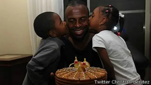 Cristina Benítez con sus hijos 