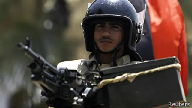 قال الجيش إنه سيتعامل بحزم مع من يقترب من منشآته