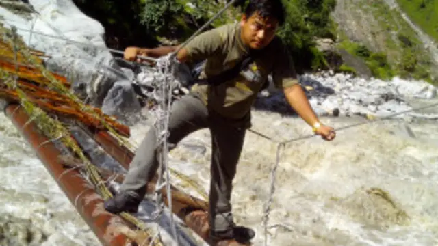 ऐसे ही अस्थाई पुलों से बाढ़ग्रस्त इलाके में सैकड़ों लोगो को बचाया गया.