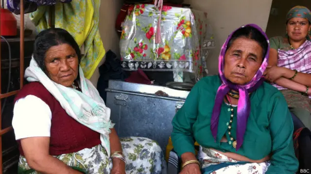 बिजली ना होने का चलते गाँव अंधेरे में डूबे हैं