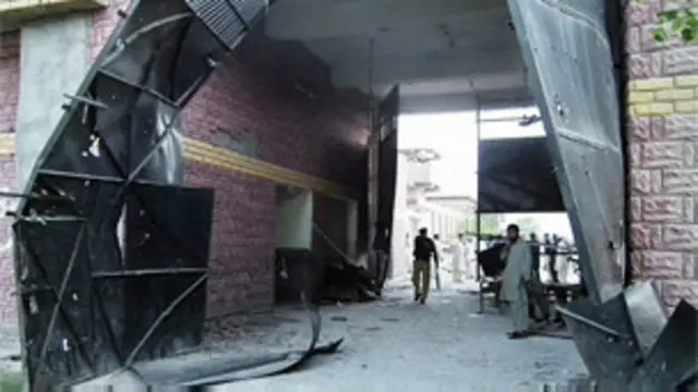 ایک ذریعے نے بی بی سی کو بتایا کہ حملہ آور جیل کے مرکزی دروازے کو توڑ کر اندر داخل ہوئے اور انھیں جیل کے اندر نقل و حرکت کرنے میں کوئی مشکلات پیش نہیں آئیں