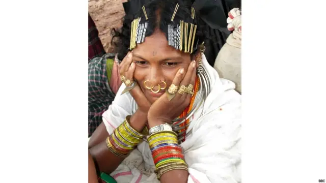 मर्द और औरतें दोनों हेयरक्लिप लगाते हैं. औरतों के बालों में क्लिप के साथ पीछे खुरपी की तरह दिखने वाला एक छोटा सा हथियार भी गुँथा होता है.