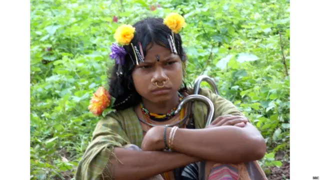 महिलाएं जेवरों के अलावा फूलों से भी अपने बालों को सजाती हैं. नियमगिरी की पहाड़ियों के पास के जंगलों में गुड़हल, काठचंपा और दूसरे फूल ख़ूब मिलते हैं.