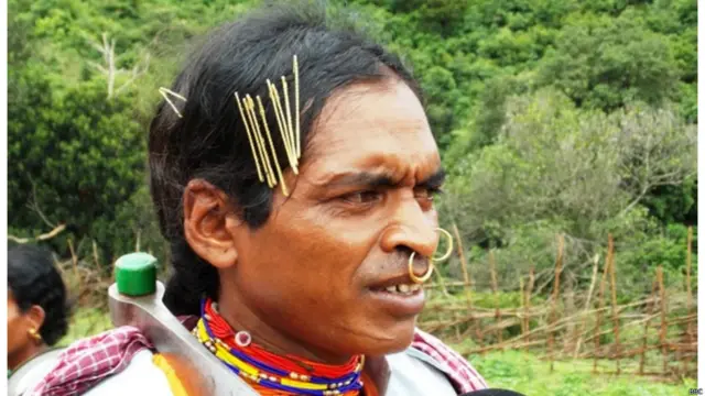 महिलाओं से अलग पुरुष नाक में सिर्फ दो नथ पहनते हैं. पुरुष भी हेयरक्लिप लगाते हैं. बाहर जाते समय पुरुष अपने कंधे पर कुल्हाड़ी लटका लेते हैं. महिलाओं और पुरुषों को हाथों में डंडे लेकर चलते भी देखा जा सकता है.