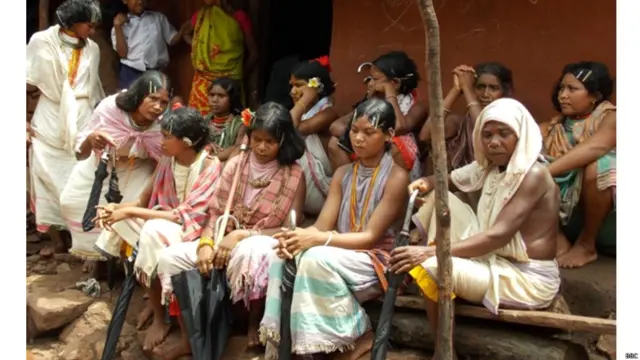 ज़्यादातर औरतें लुंगी की तरह के एक कपड़े का इस्तेमाल शरीर के निचले हिस्से को ढंकने के लिए करती हैं. वे शरीर के ऊपरी हिस्से में गमछा लपेटती हैं लेकिन आजकल यहां की कुछ महिलाएं साड़ी-ब्लाउज़ भी पहनने लगी हैं. टिन या फूस की छतों वाली झोपड़ियाँ गाँव के बीच से जाने वाले रास्ते के दोनों तरफ बनी होती है. एक दूसरे से बिल्कुल सटी हुई. 