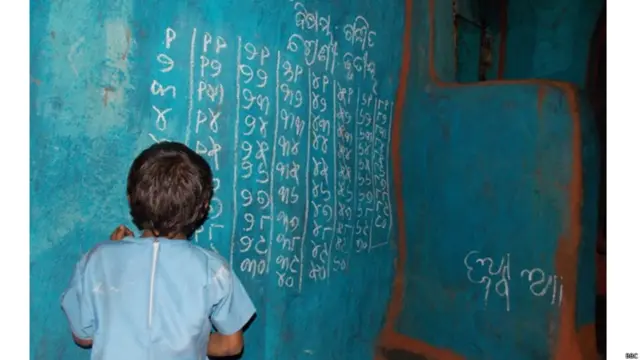 इस इलाके में शिक्षा की बहुत कमी है. ज़्यादातर लोग अशिक्षित हैं. मुनिगुड़ा क़स्बे से महज़ 10 किलोमीटर दूर बसे बातुड़ी गांव में स्कूल का भवन नहीं है. कभी-कभार चलने वाला पांचवी कक्षा तक का स्कूल एक ग्रामीण के घर में चलता है. इस स्कूल में बच्चों को उड़िया, गणित, अंग्रेज़ी और सोशल स्टडीज़ पढ़ाया जाता है.