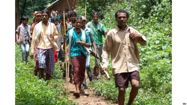 अधिकतर ग्रामीण पारंपरिक लिबास में रहना पसंद करते हैं. लेकिन युवाओं में जींस, टी-शर्ट, शर्ट भी प्रचिलित है. ग्रामसभा की बैठक में शामिल होने आए आदिवासी. ग्राम सभाएं सुप्रीम कोर्ट के आदेश पर गठित की गई हैं. इन्हें तय करना है कि नियमगिरी पर्वत में खनन की इजाज़त दी जाए या नहीं.