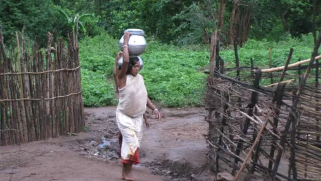 गांवों में हैंडपंप लगे हैं.लेकिन औरतें झरनों से पानी भरकर उसका इस्तेमाल खाना बनाने और अन्य कामों में करती हैं. 