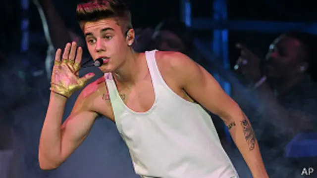 比伯出生于加拿大，是当今乐坛流行音乐小王子。