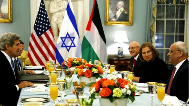 اول و دوم از راست: عریقات و لیونی، اول از چپ: کری