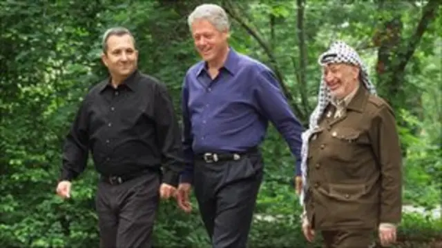 یاسر عرفات و اهود باراک در کمپ دیوید نتوانستند به توافق برسند