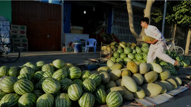 خربزه، گندم و انگور از محصولات اصلی این ولایت است.