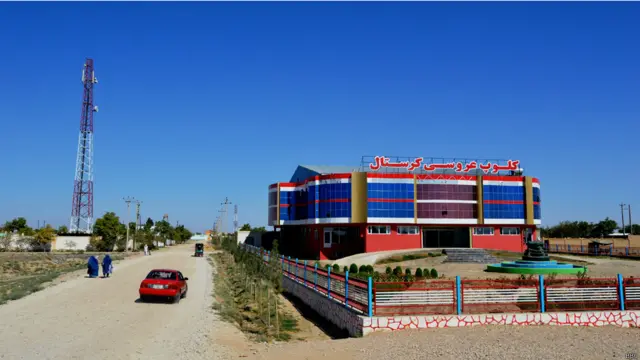 د درزاب ولسوال وایي، د ولور او واده لوړ لګښت د ځوانانو د واده پروړاندې خنډ ګرځي او دا دوی ته د ناهیلۍ او د ځانوژنې هڅې لاره برابروي.