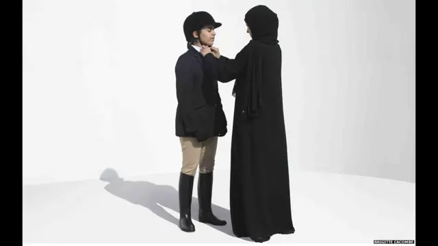 هيا: المرأة العربية في الرياضة، ترعاه هيئة المتاحف القطرية، جزءا من مشروع "عام من الثقافة" الذي تنظمه بريطانيا ةقطر، ويشارك فيه عدد من نجوم الرياضة في قطر، مثل الخيالة مريم البوعينين، مع نجوم من دول عربية أخرى.