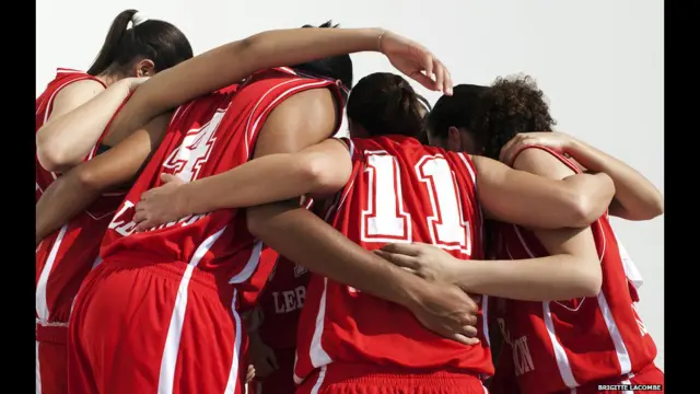 المنظمون قالوا إن عنوان المعرض "هيا"، يعكس حماسة الرياضيين وطاقتهم، وهو يلخص الألعاب العربية، في الصورة فريق كرة السلة اللبناني.